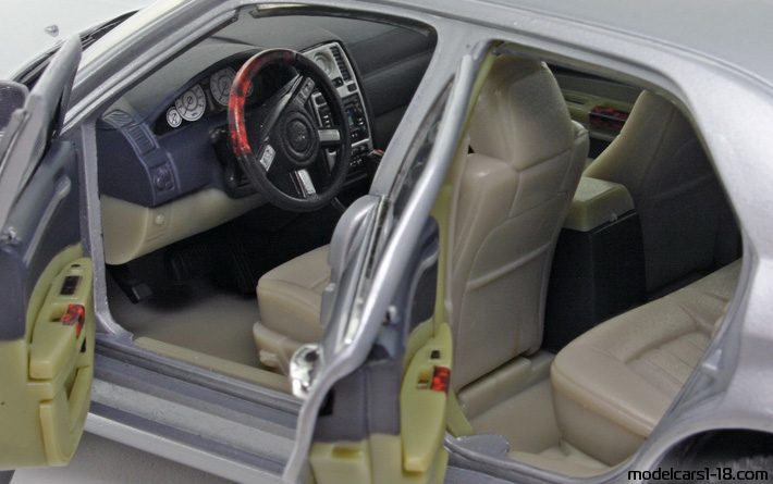 2005 - Chrysler 300C Hemi Motor Max 1/18 (Серебристый) Интерьер панель приборов