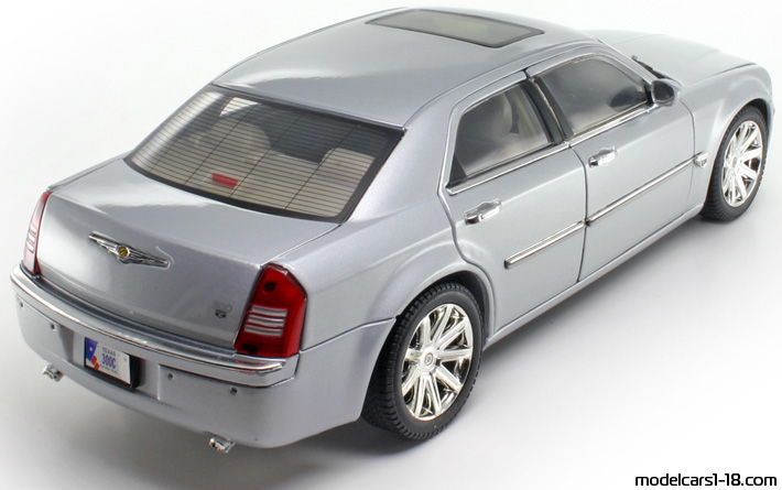 2005 - Chrysler 300C Hemi Motor Max 1/18 (Серебристый) Задняя правая сторона