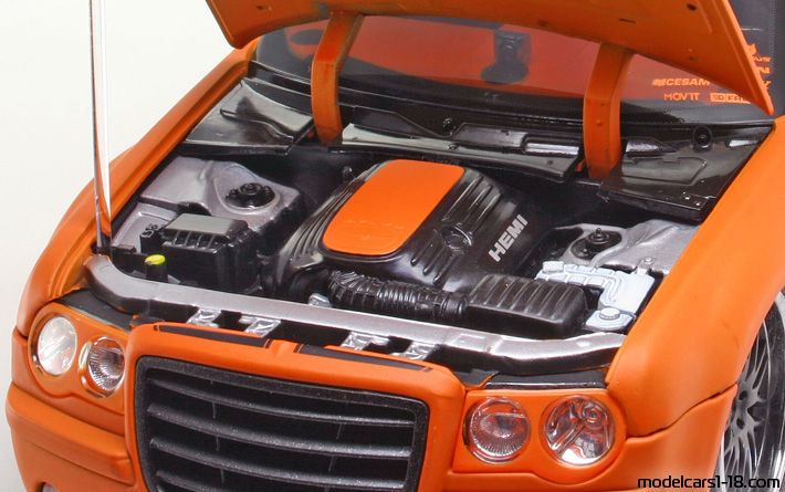 2007 - Chrysler 300C Hemi Norev 1/18 (Оранжевый / Чёрный) Двигатель