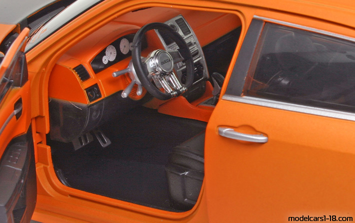 2007 - Chrysler 300C Hemi Norev 1/18 (Оранжевый / Чёрный) Интерьер панель приборов