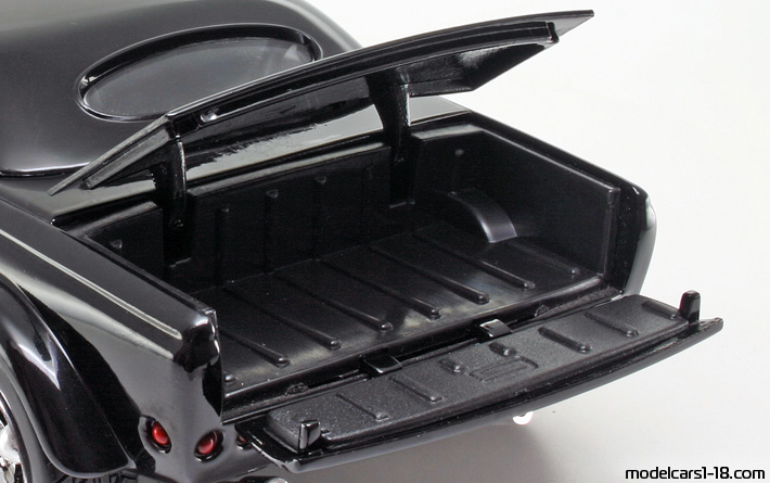 2001 - Chrysler Howler Concept Motor Max 1/18 (Чёрный) Багажник / Поднимающиеся фары