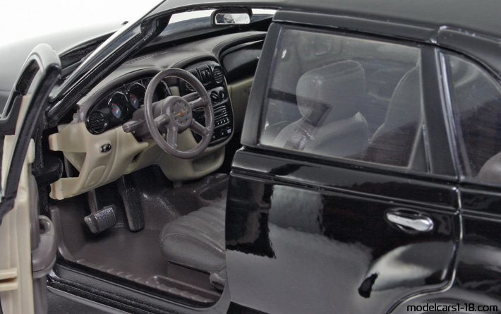 2000 - Chrysler PT Cruiser Maisto 1/18 (Чёрный) Интерьер панель приборов