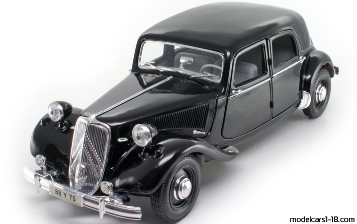 1952 - Citroen 15 CV Maisto 1/18 (Чёрный) Передняя левая сторона