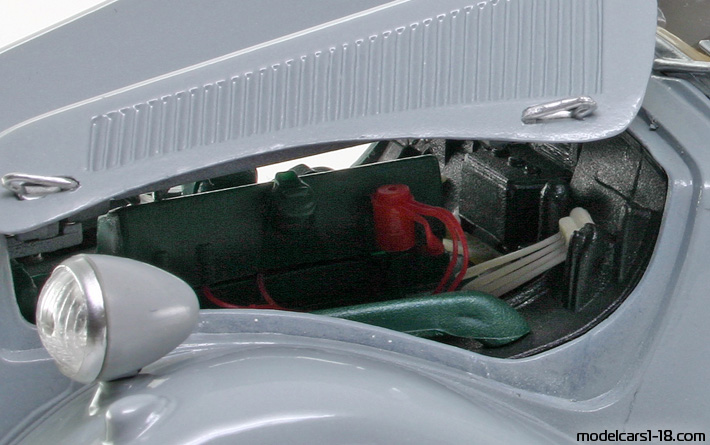 1952 - Citroen 15 CV Maisto 1/18 (Серый ) Двигатель