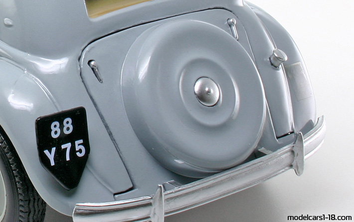 1952 - Citroen 15 CV Maisto 1/18 (Серый ) Багажник / Поднимающиеся фары