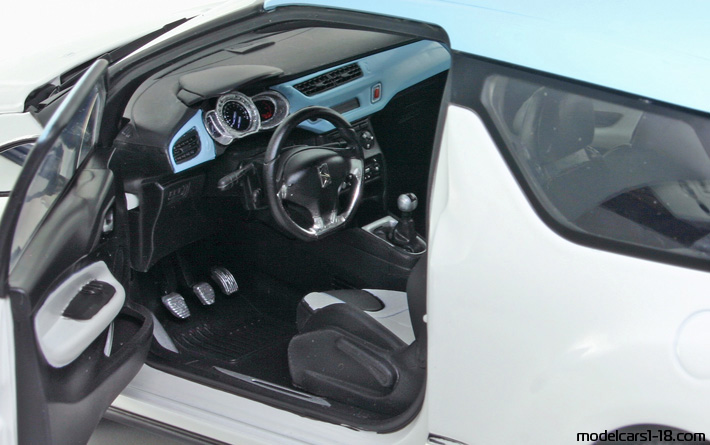 2009 - Citroen DS3 Norev 1/18 (Белый / Белый) Интерьер панель приборов