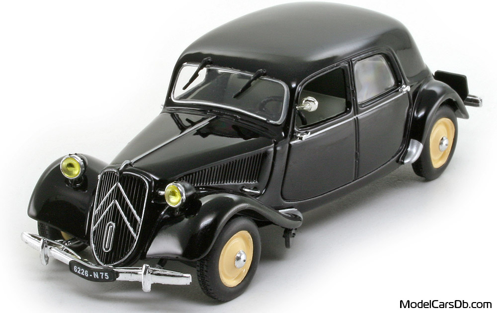 1950 - Citroen Traction 11 B DeAgostini 1/43 (Чёрный) Передняя левая сторона