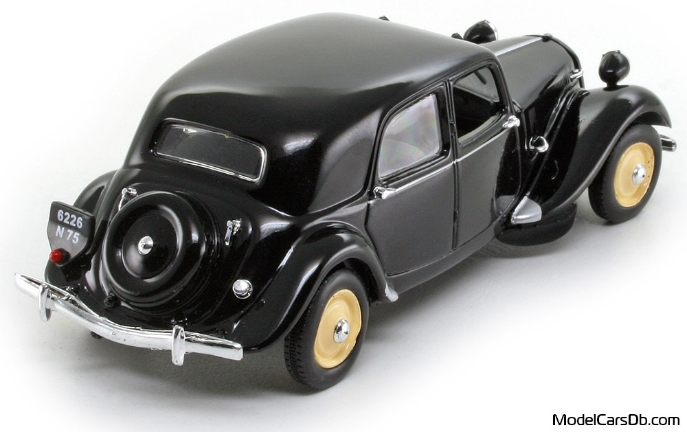 1950 - Citroen Traction 11 B DeAgostini 1/43 (Чёрный) Задняя правая сторона