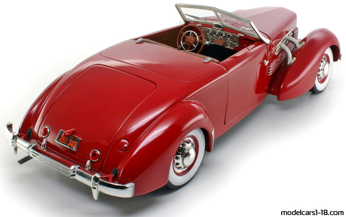 1937 - Cord 812 ERTL 1/18 (Kрасный) Задняя правая сторона