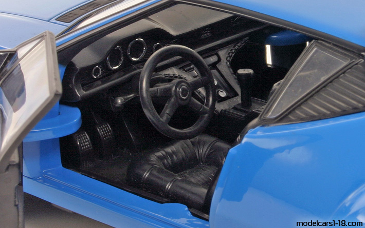 1975 - DeTomaso Pantera GTS Hot Wheels 1/18 (Синий) Интерьер панель приборов