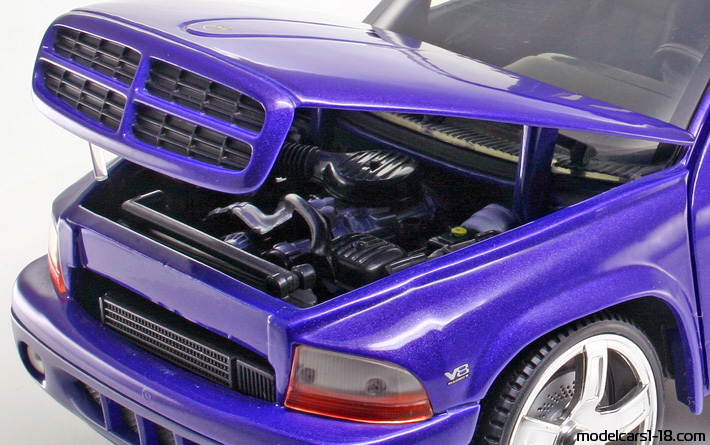 2000 - Dodge Durango ERTL 1/18 (Фиолетовый) Двигатель