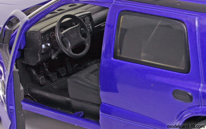 2000 - Dodge Durango ERTL 1/18 (Фиолетовый) Интерьер панель приборов