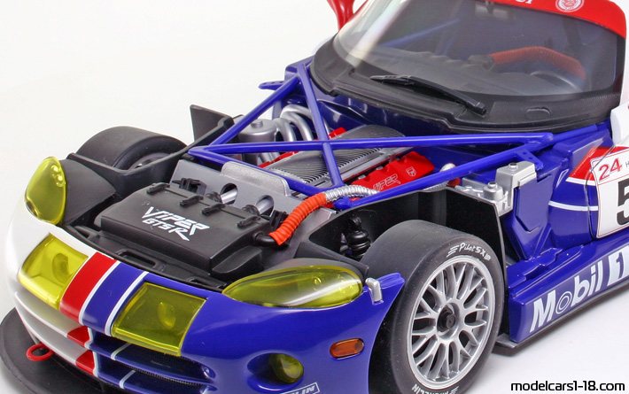 1998 - Dodge Viper GTS-R AutoArt 1/18 (Белый / Синий) Двигатель