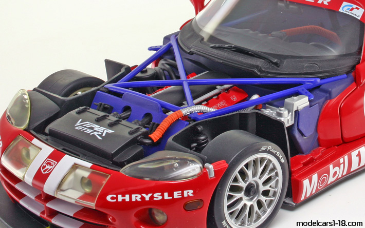 2000 - Dodge Viper GTS-R AutoArt 1/18 (Kрасный / Белый) Двигатель