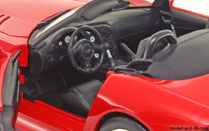2003 - Dodge Viper SRT-10 Hot Wheels 1/18 (Kрасный) Интерьер панель приборов