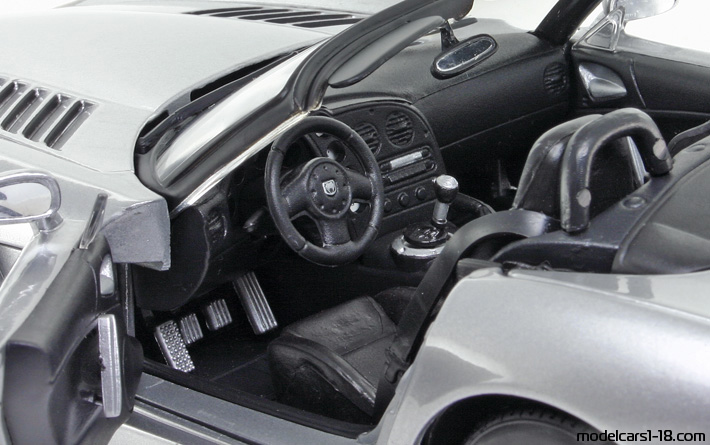 2003 - Dodge Viper SRT-10 Motor Max 1/18 (Серебристый) Интерьер панель приборов