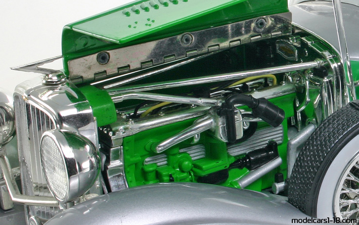1934 - Duesenberg Model J Signature Models 1/18 (Серебристый / Зелёный) Двигатель