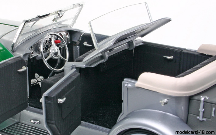 1934 - Duesenberg Model J Signature Models 1/18 (Серебристый / Зелёный) Интерьер панель приборов