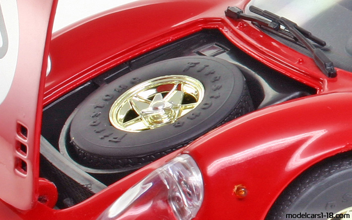 1969 - Ferrari 246 GT Dino Anson 1/18 (Kрасный / Белый) Багажник / Поднимающиеся фары