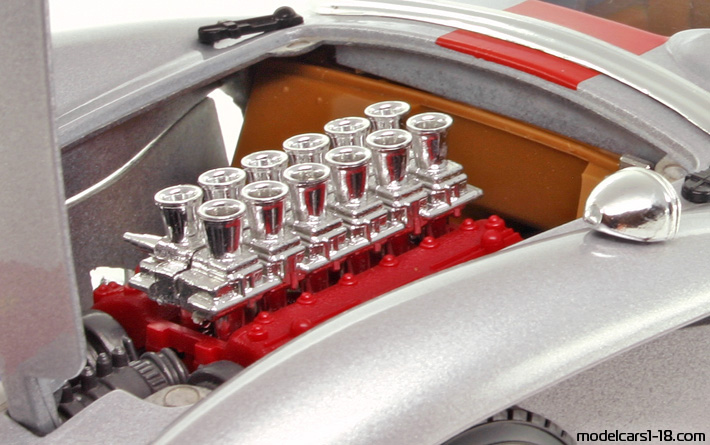 1957 - Ferrari 250 Testa Rossa Bburago 1/18 (Серебристый / Kрасный) Двигатель