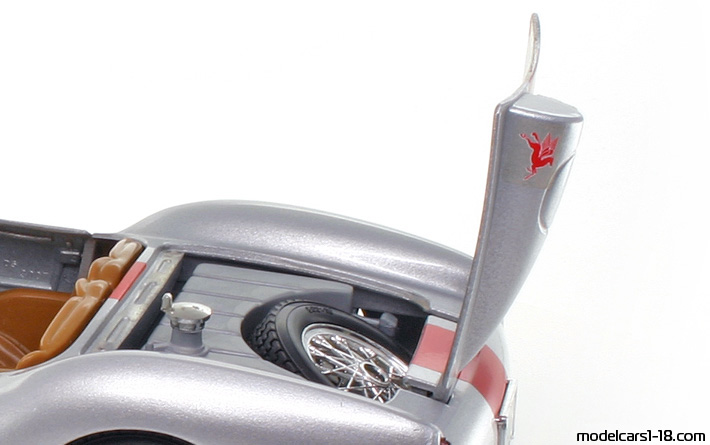 1957 - Ferrari 250 Testa Rossa Bburago 1/18 (Серебристый / Kрасный) Багажник / Поднимающиеся фары