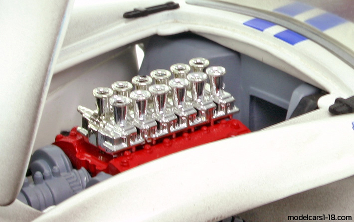 1957 - Ferrari 250 Testa Rossa Hot Wheels 1/18 (Белый / Синий) Двигатель