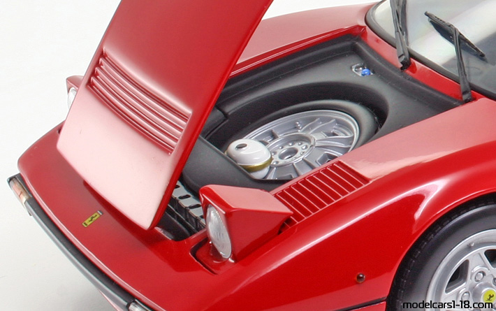 1980 - Ferrari 308 GTB Quattrovalvole Kyosho 1/18 (Kрасный) Багажник / Поднимающиеся фары