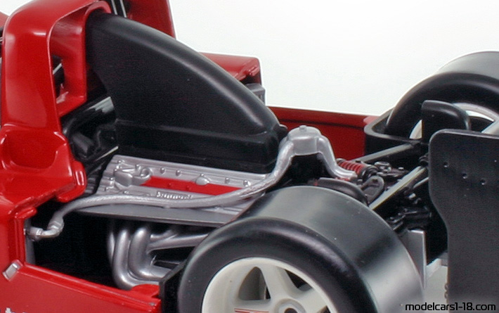 1993 - Ferrari 333 SP Hot Wheels 1/18 (Kрасный) Двигатель