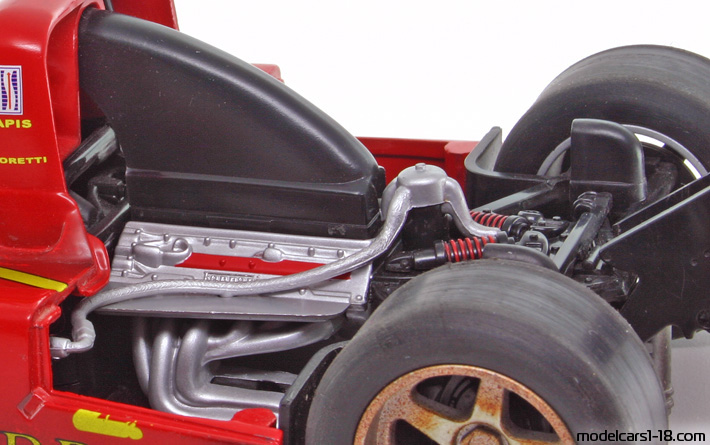 1993 - Ferrari 333 SP Hot Wheels 1/18 (Kрасный / Жёлтый) Двигатель