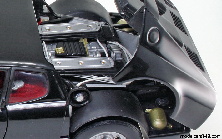 1973 - Ferrari 365 GT4/BB Kyosho 1/18 (Чёрный) Двигатель