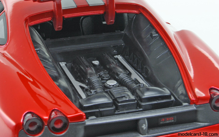 2007 - Ferrari 430 Scuderia Hot Wheels 1/18 (Kрасный / Светло-серебристый) Двигатель