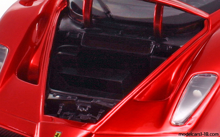 2002 - Ferrari Enzo Ferrari Hot Wheels 1/18 (Kрасный) Багажник / Поднимающиеся фары