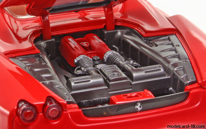 2005 - Ferrari F430 Spider Hot Wheels 1/18 (Kрасный) Двигатель
