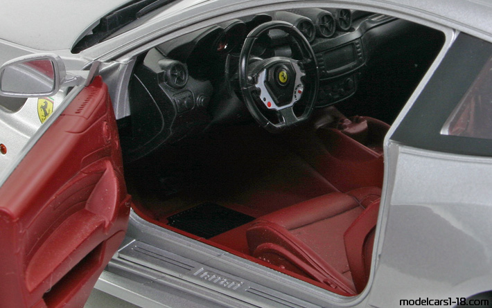 2011 - Ferrari FF Hot Wheels 1/18 (Серебристый) Интерьер панель приборов