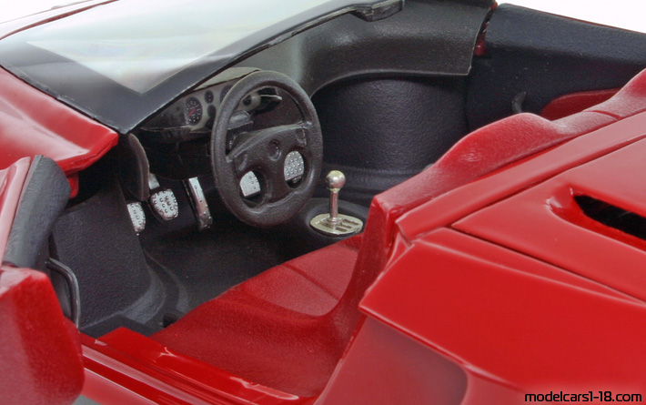 1989 - Ferrari Mythos Concept Revell 1/18 (Kрасный) Интерьер панель приборов
