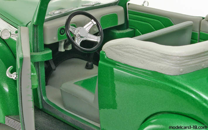 1937 - Ford Convertible Road Legends 1/18 (Зелёный) Интерьер панель приборов