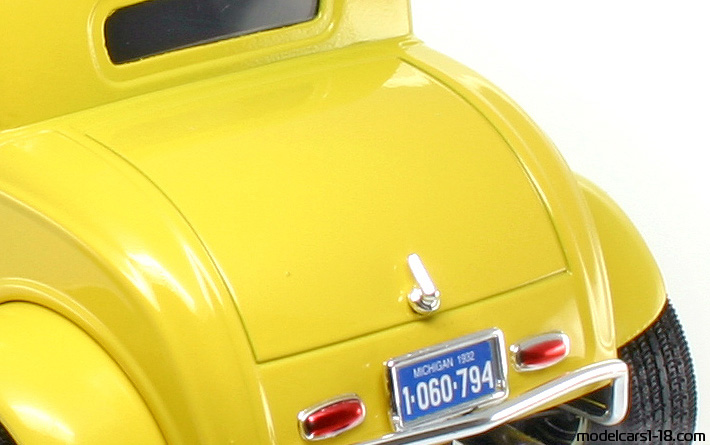 1932 - Ford Coupe (Model B) Motor Max 1/18 (Жёлтый) Багажник / Поднимающиеся фары