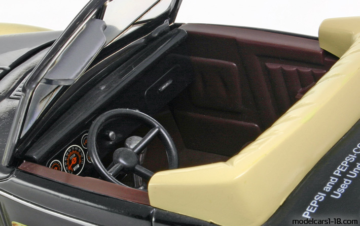 1940 - Ford Deluxe Golden Wheel Diecast 1/20 (Чёрный / Жёлтый) Интерьер панель приборов