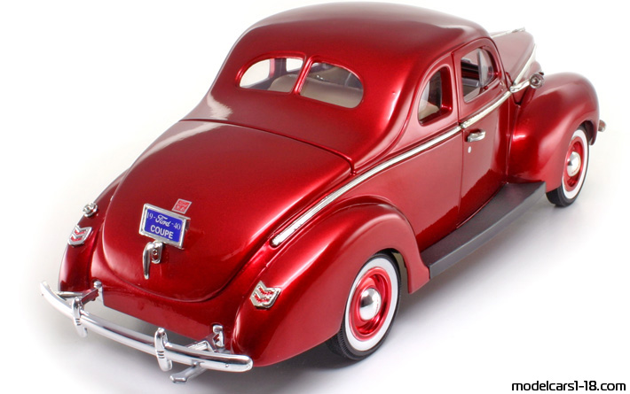 1940 - Ford Deluxe Motor Max 1/18 (Kрасный) Задняя правая сторона