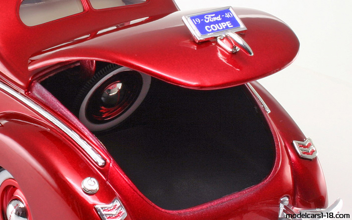 1940 - Ford Deluxe Motor Max 1/18 (Kрасный) Багажник / Поднимающиеся фары