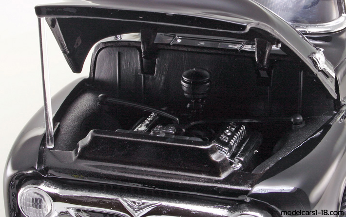 1956 - Ford F-100 Mira 1/18 (Чёрный) Двигатель