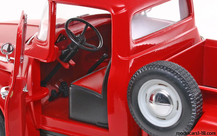 1956 - Ford F-100 Welly 1/18 (Kрасный) Интерьер панель приборов