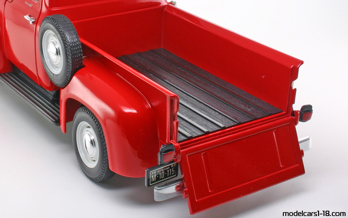 1956 - Ford F-100 Welly 1/18 (Kрасный) Багажник / Поднимающиеся фары