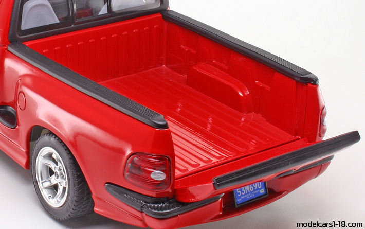 1999 - Ford F-150 SVT Lightning Maisto 1/21 (Kрасный) Багажник / Поднимающиеся фары