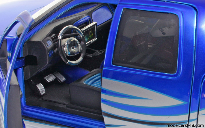 2003 - Ford F-150 Super Crew Jada Toys 1/18 (Синий / Серебристый) Интерьер панель приборов