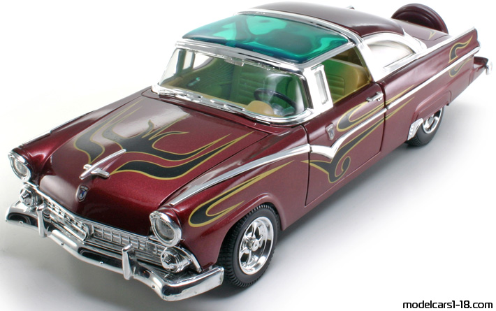 1955 - Ford Fairlane Crown Victoria Road Tough 1/18 (Kрасный / Чёрный) Передняя левая сторона