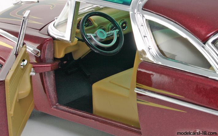 1955 - Ford Fairlane Crown Victoria Road Tough 1/18 (Kрасный / Чёрный) Интерьер панель приборов