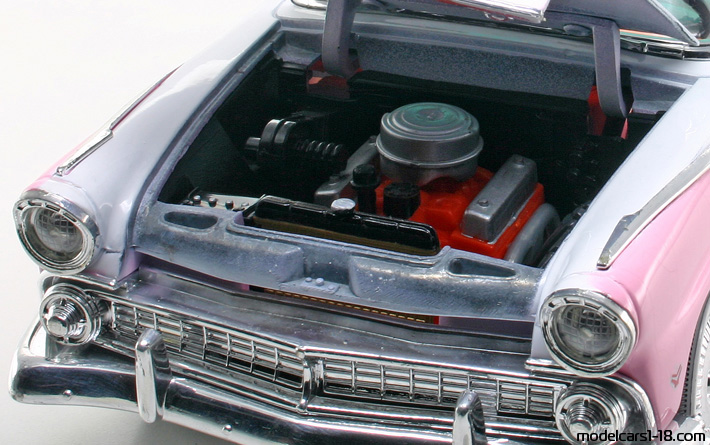 1955 - Ford Fairlane Crown Victoria Road Tough 1/18 (Розовый / Белый) Двигатель