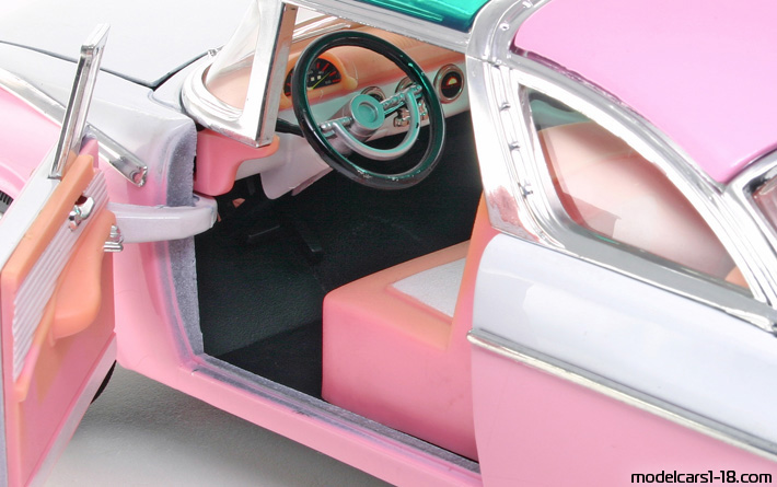 1955 - Ford Fairlane Crown Victoria Road Tough 1/18 (Розовый / Белый) Интерьер панель приборов