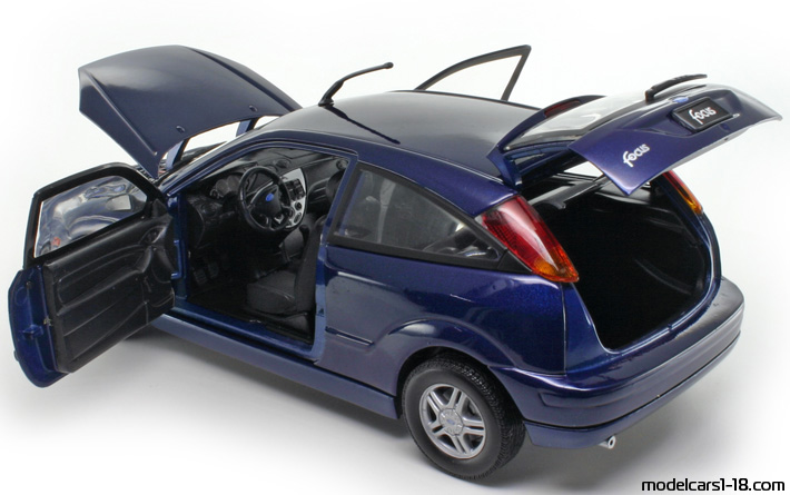 2002 - Ford Focus ZX3 Motor Max 1/18 (Синий) Открывающиеся части